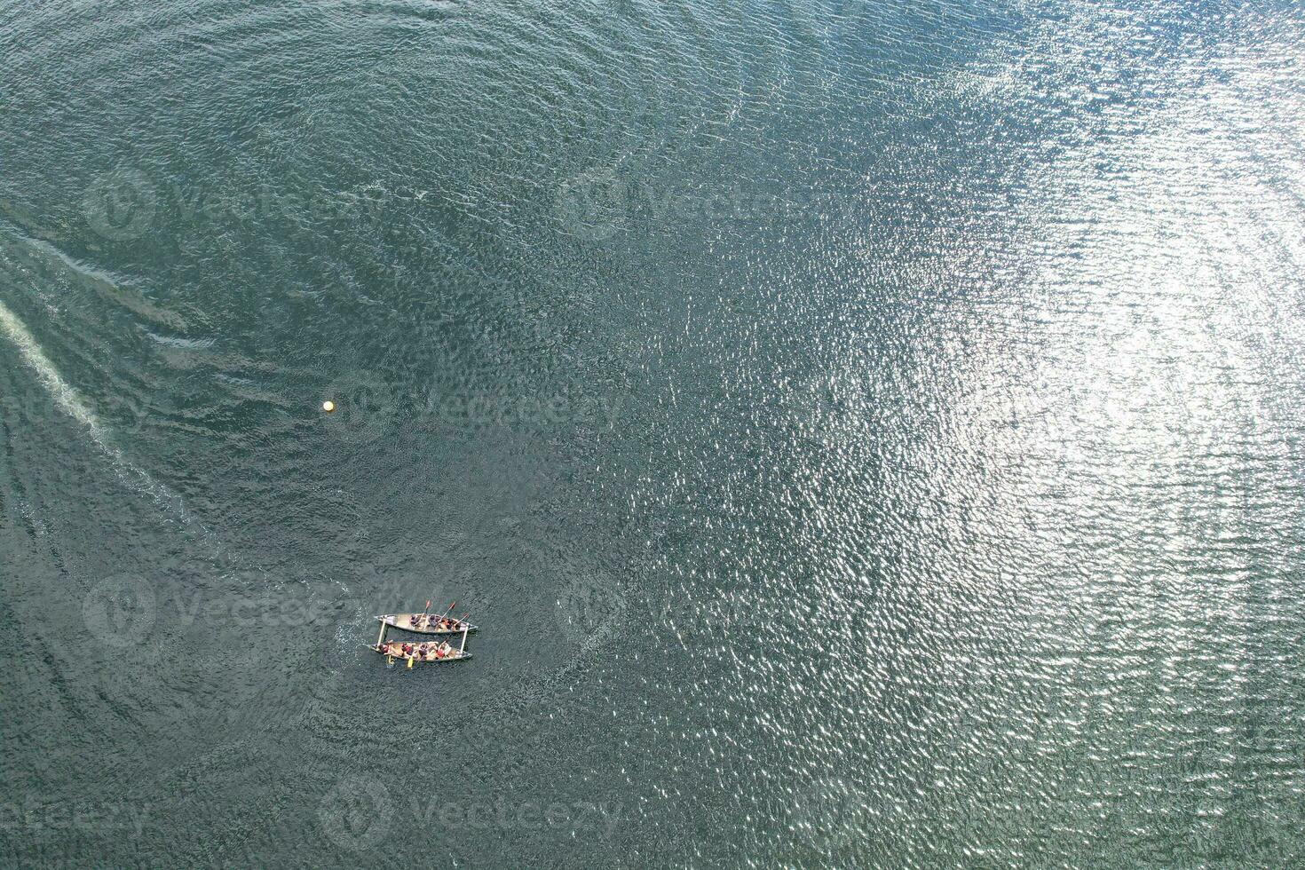 alto ángulo imágenes de personas son paseo en barco a caldecotta lago situado a milton Keynes ciudad de Inglaterra genial Bretaña Reino Unido. el aéreo paisaje estaba capturado en agosto 21, 2023 con drones cámara foto