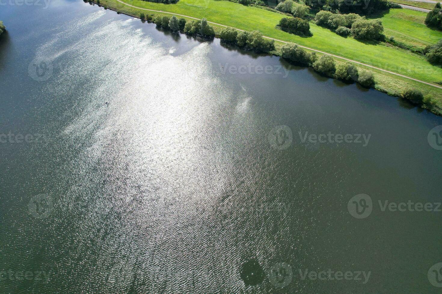 aéreo ver de milton Keynes ciudad de Inglaterra Reino Unido alrededor caldecotta lago, el imágenes estaba capturado en agosto 21, 2023 con drones cámara. foto