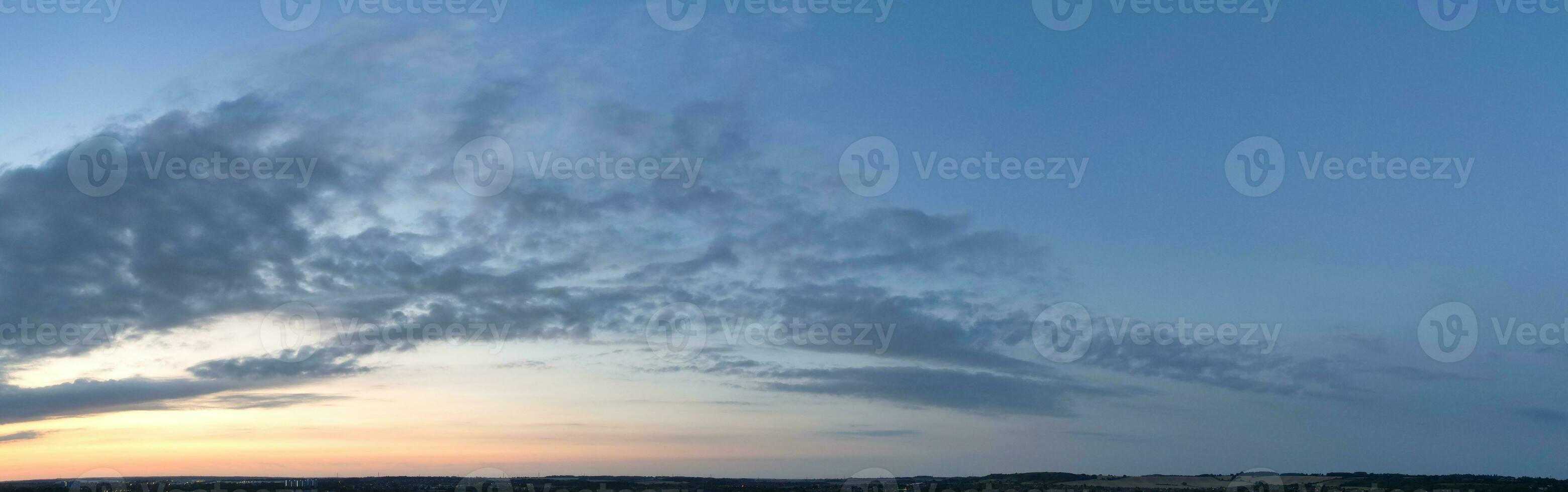 Most Beautiful View of Sky and Dramatic Clouds over Luton City of England UK During Sunset. photo