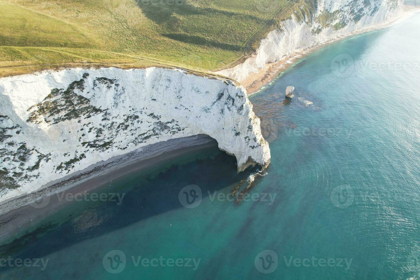 más hermosa ver de británico paisaje y mar ver de durdle puerta playa de Inglaterra genial Bretaña, Reino Unido. imagen estaba capturado con drones cámara en septiembre 9, 2023 foto