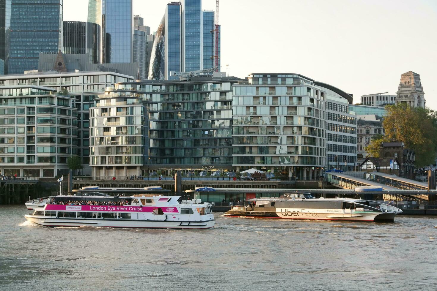 mejor ver de barco terminado río Támesis aguas a Londres puente, capital ciudad de Inglaterra genial Bretaña. el imagen estaba capturado junio 4to, 2023 foto