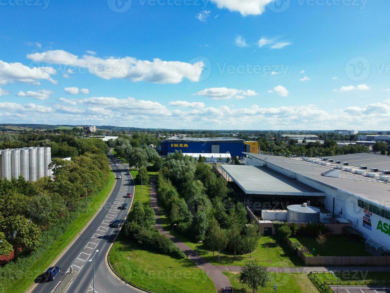 alto ángulo imágenes de británico la carretera y tráfico a caldecotta lago de milton Keynes ciudad de Inglaterra genial Bretaña, hermosa ver capturado en agosto 21, 2023 con drones cámara durante soleado día foto