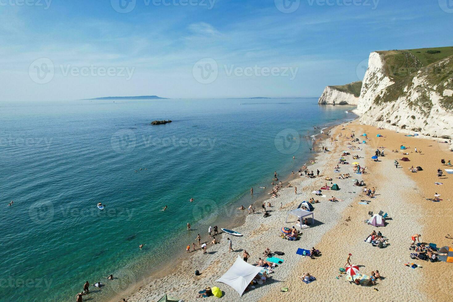 mejor aéreo imágenes de personas son disfrutando barco paseo a maravilloso británico turista atracción y Oceano mar ver de durdle puerta playa de Inglaterra Reino Unido. capturado con drones cámara en septiembre 9, 2023 foto