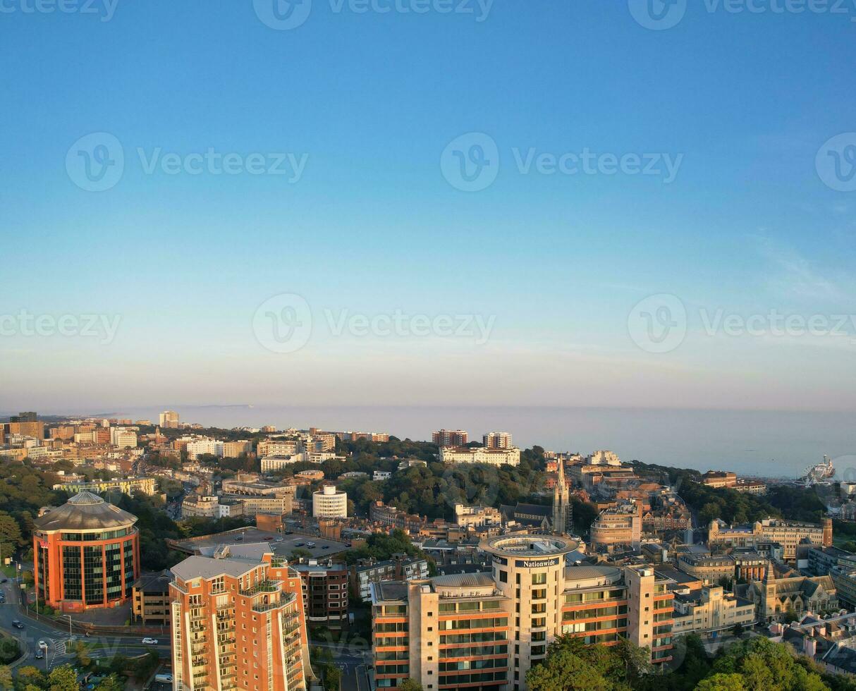 aéreo panorámico ver de británico turista atracción a mar ver de bournemouth ciudad de Inglaterra genial Bretaña Reino Unido. alto ángulo imagen capturado con drones cámara en septiembre 9, 2023 durante puesta de sol foto