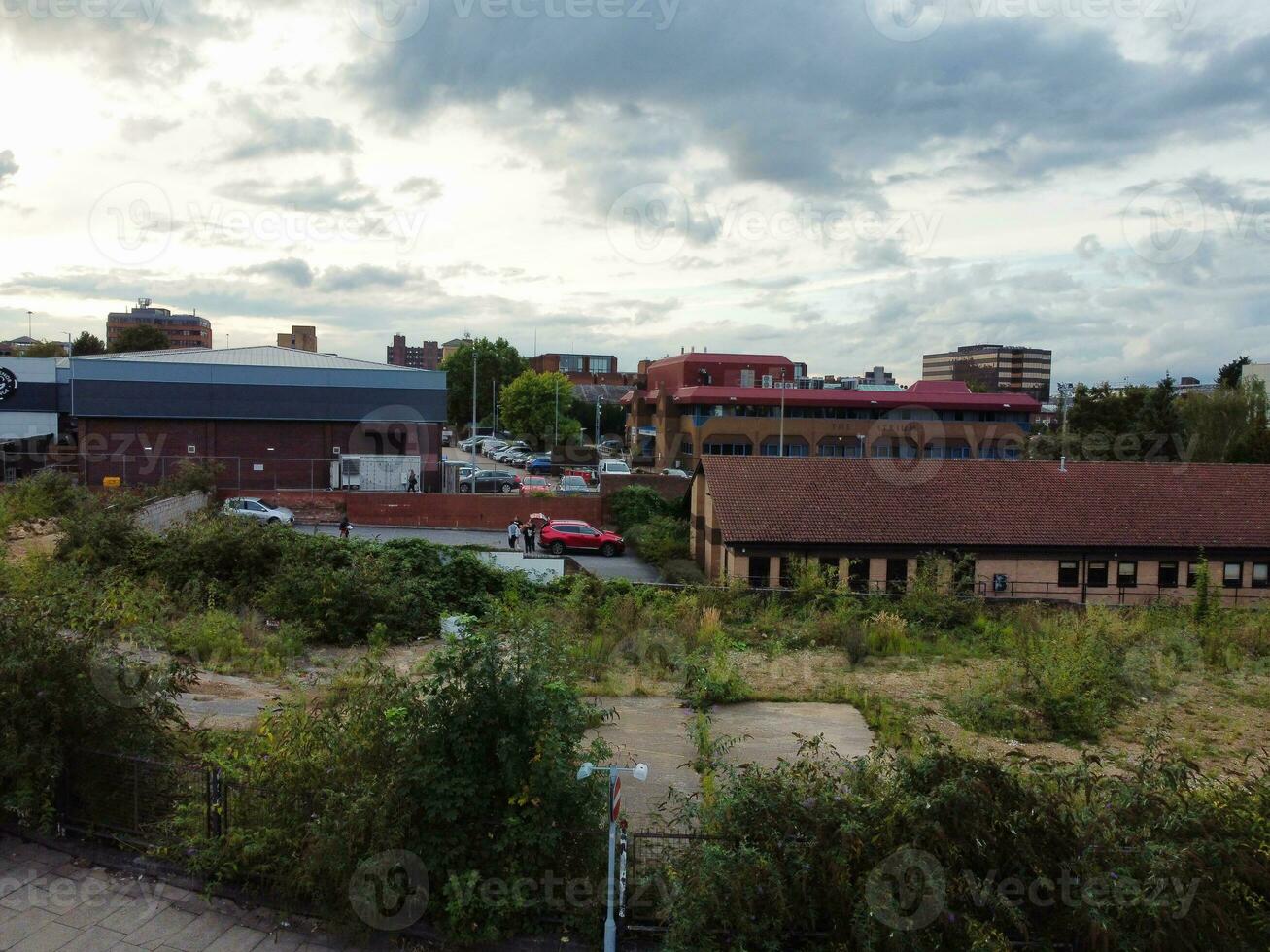 alto ángulo ver de sur este céntrico y central lutón ciudad y comercial distrito durante puesta de sol. el imagen estaba capturado con drones cámara en septiembre 1º, 2023 foto