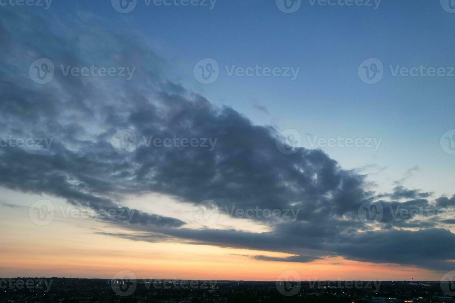 Most Beautiful View of Sky and Dramatic Clouds over Luton City of England UK During Sunset. photo