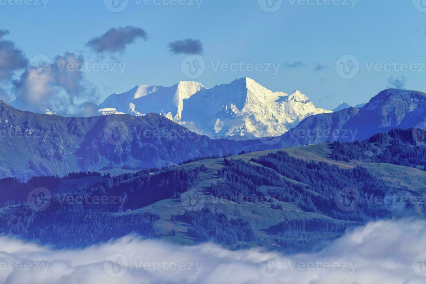 aéreo ver en Alpes montañas sobre nubes, visto desde sobre friburgo, Suiza foto