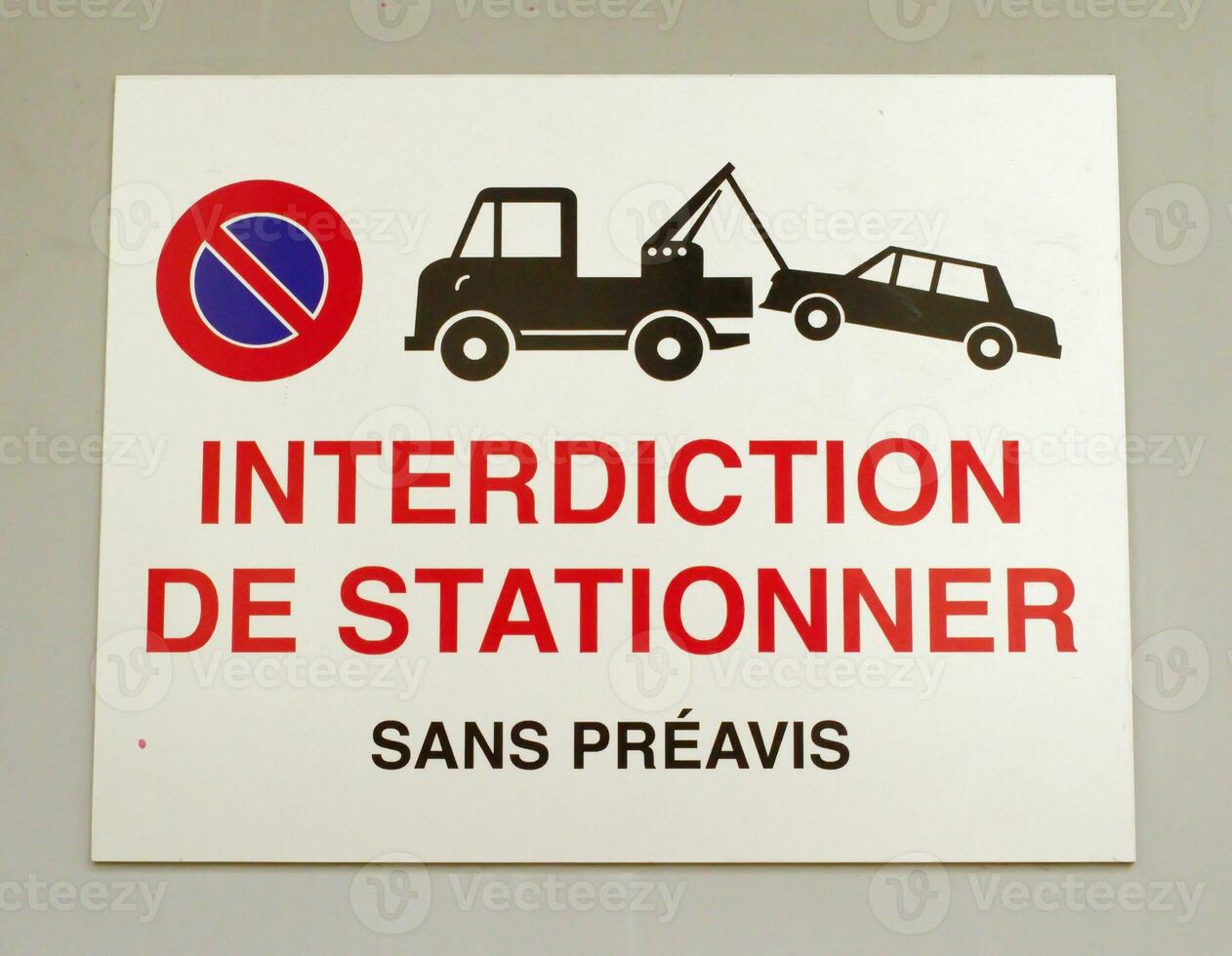 French vehicles towing sign photo