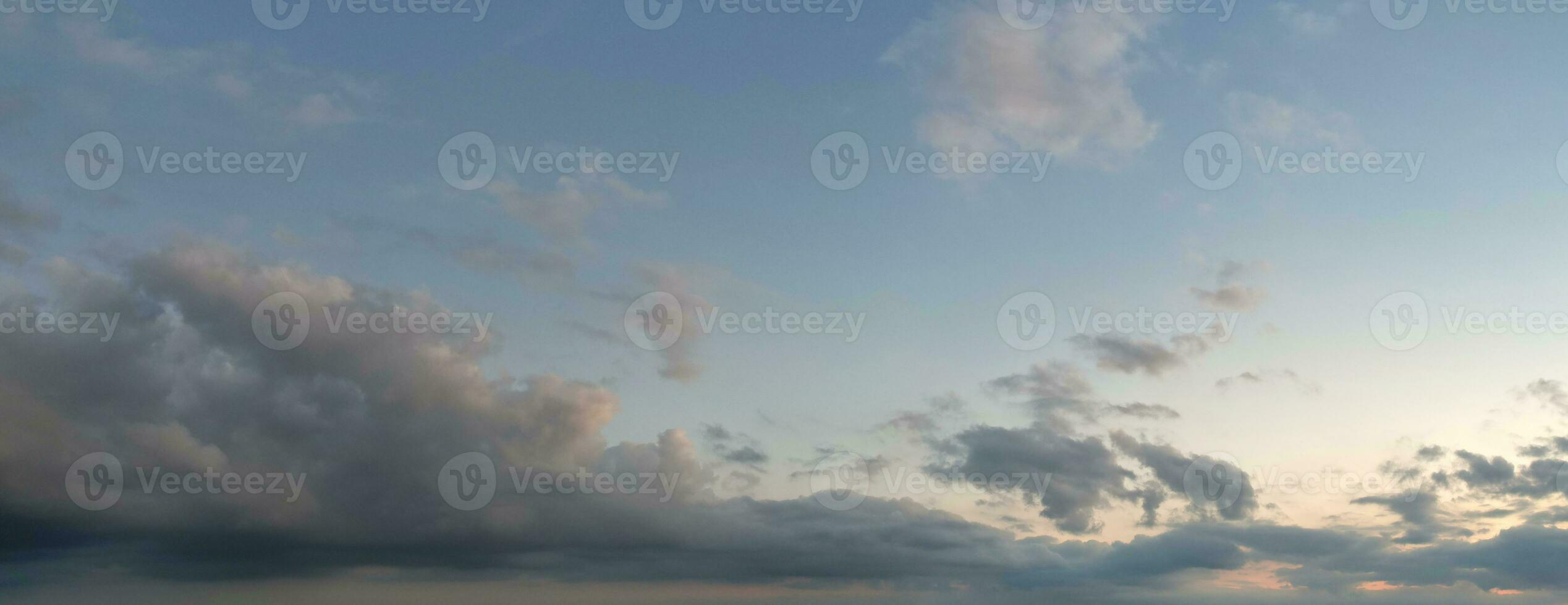 más hermosa ver de cielo y dramático nubes terminado lutón ciudad de Inglaterra Reino Unido durante puesta de sol. foto