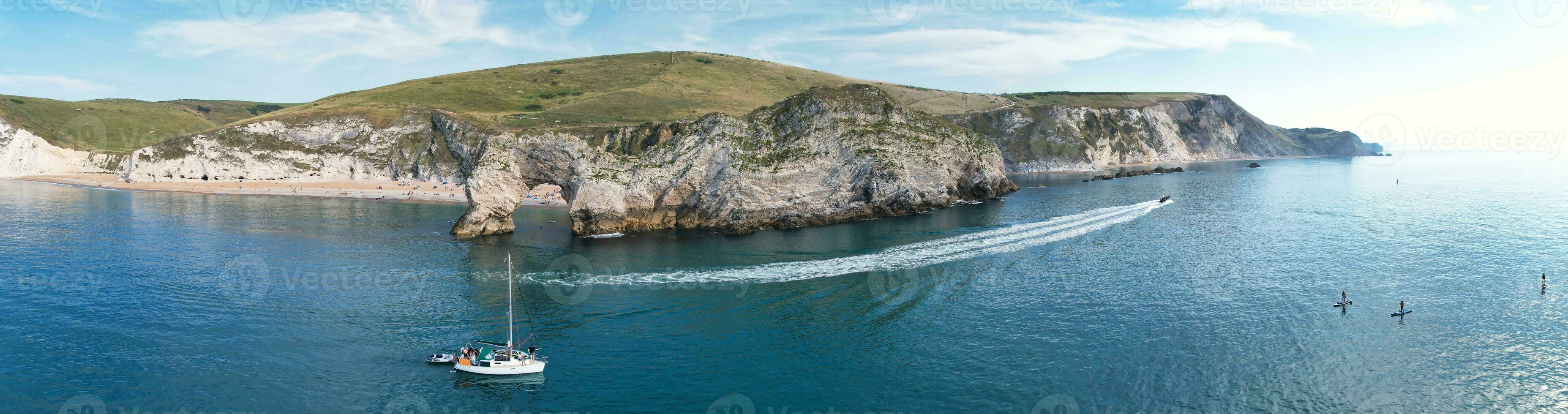 más hermosa alto ángulo ver de británico paisaje y mar ver de durdle puerta playa de Inglaterra genial Bretaña, Reino Unido. imagen estaba capturado con drones cámara en septiembre 9, 2023 foto