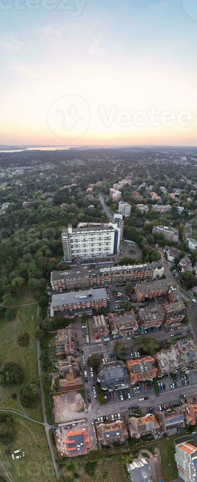 vertical aéreo panorámico de británico turista atracción a mar ver de bournemouth ciudad de Inglaterra genial Bretaña Reino Unido. alto ángulo imagen capturado con drones cámara en septiembre 9, 2023 durante puesta de sol foto