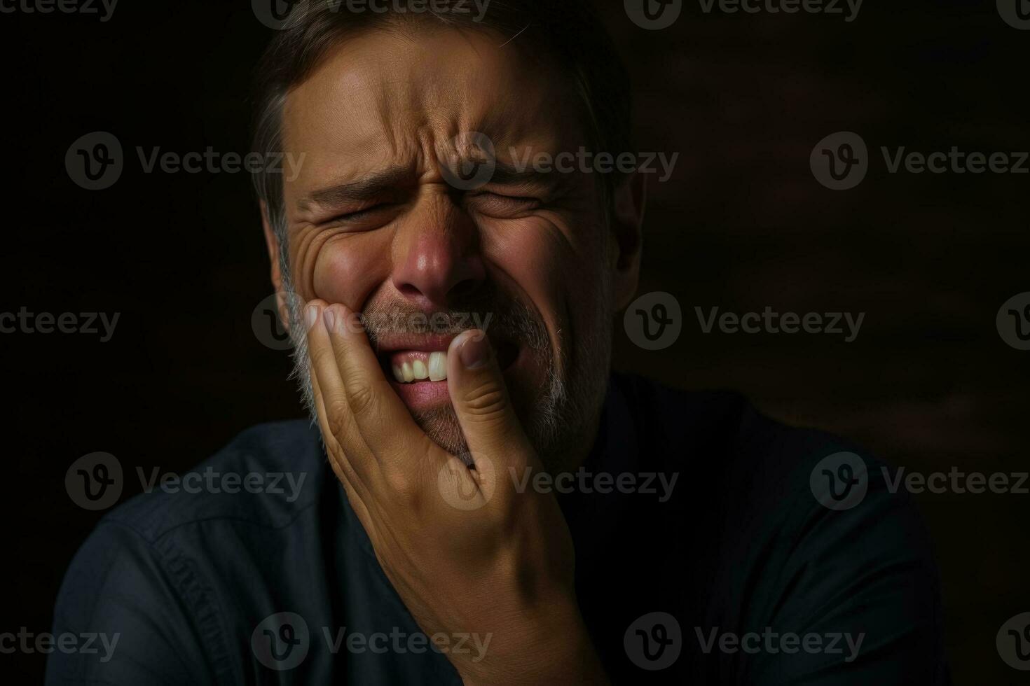 un persona tiene dolor en el cena foto