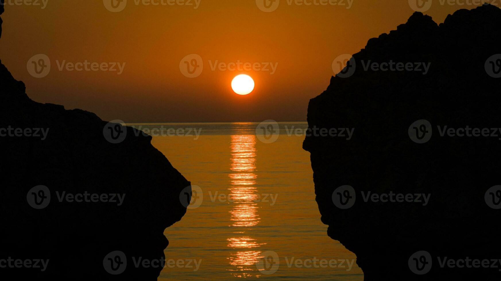 puesta de sol reflexiones en calma mar, Rodas, Grecia foto