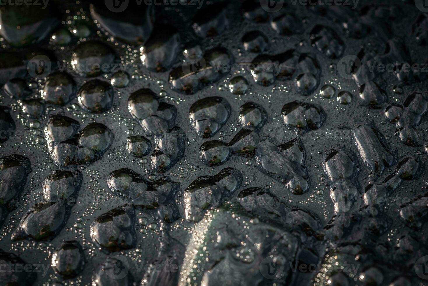 agua gotas después lluvia en motor petróleo contaminado medio ambiente foto