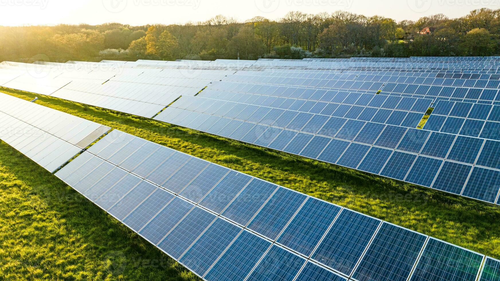 solar poder granja en el noche. foto