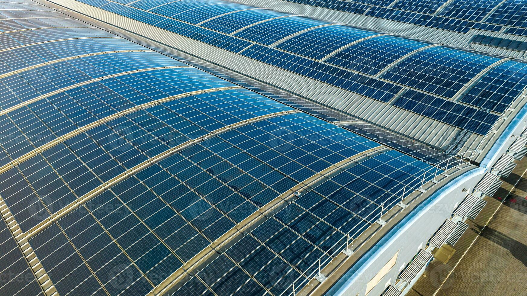 grande solar paneles en techos de industrial unidades y almacenes foto