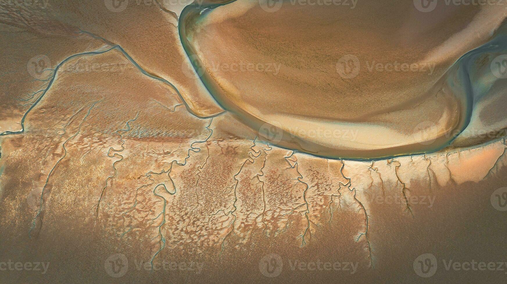 aéreo ver de bajo marea con visible río cama por el playa llanfairfechan, norte Gales, cimru, Reino Unido foto