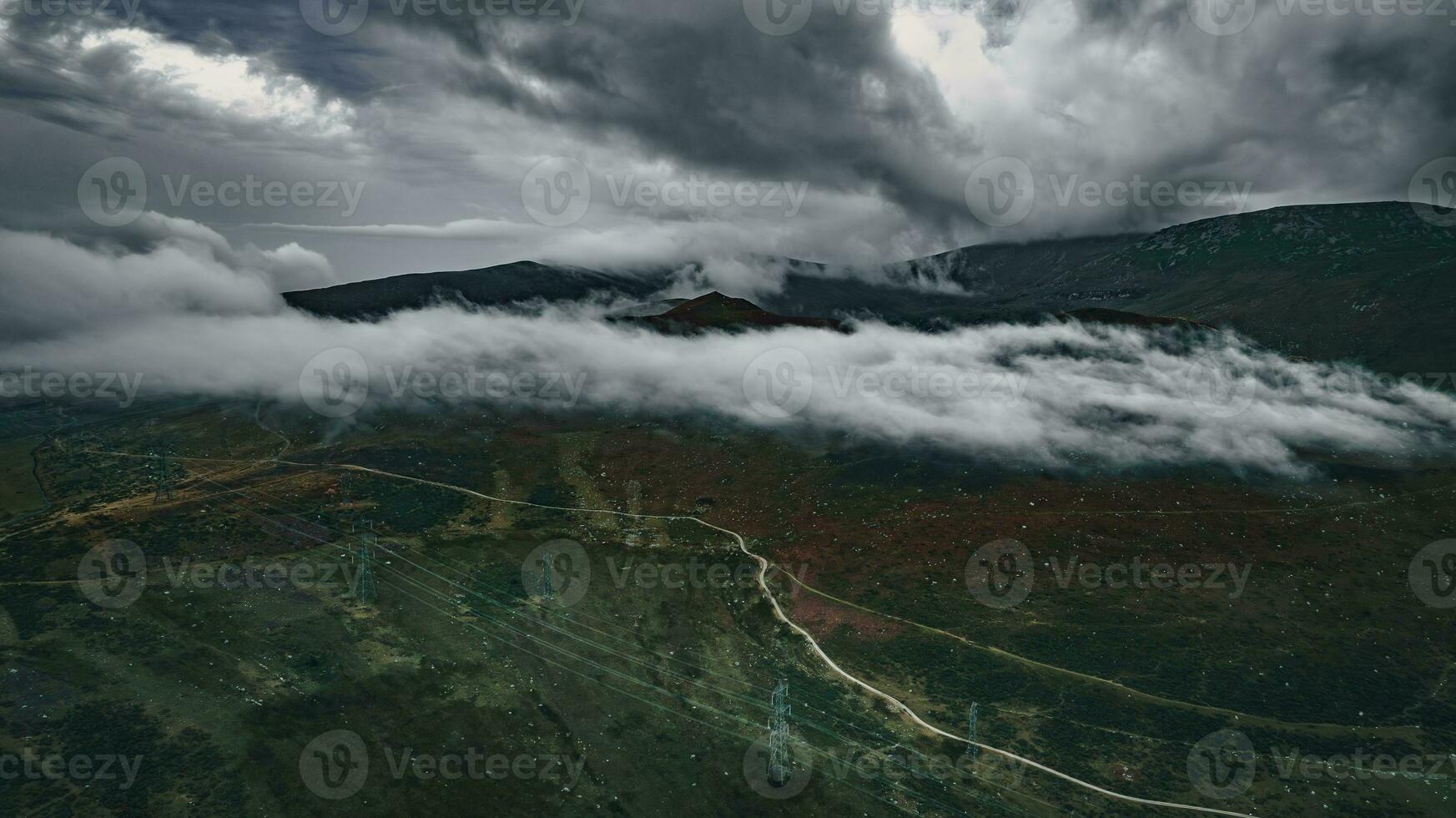 aéreo ver de montaña en un nubes llanfairfechan, norte Gales, cimru, Reino Unido foto