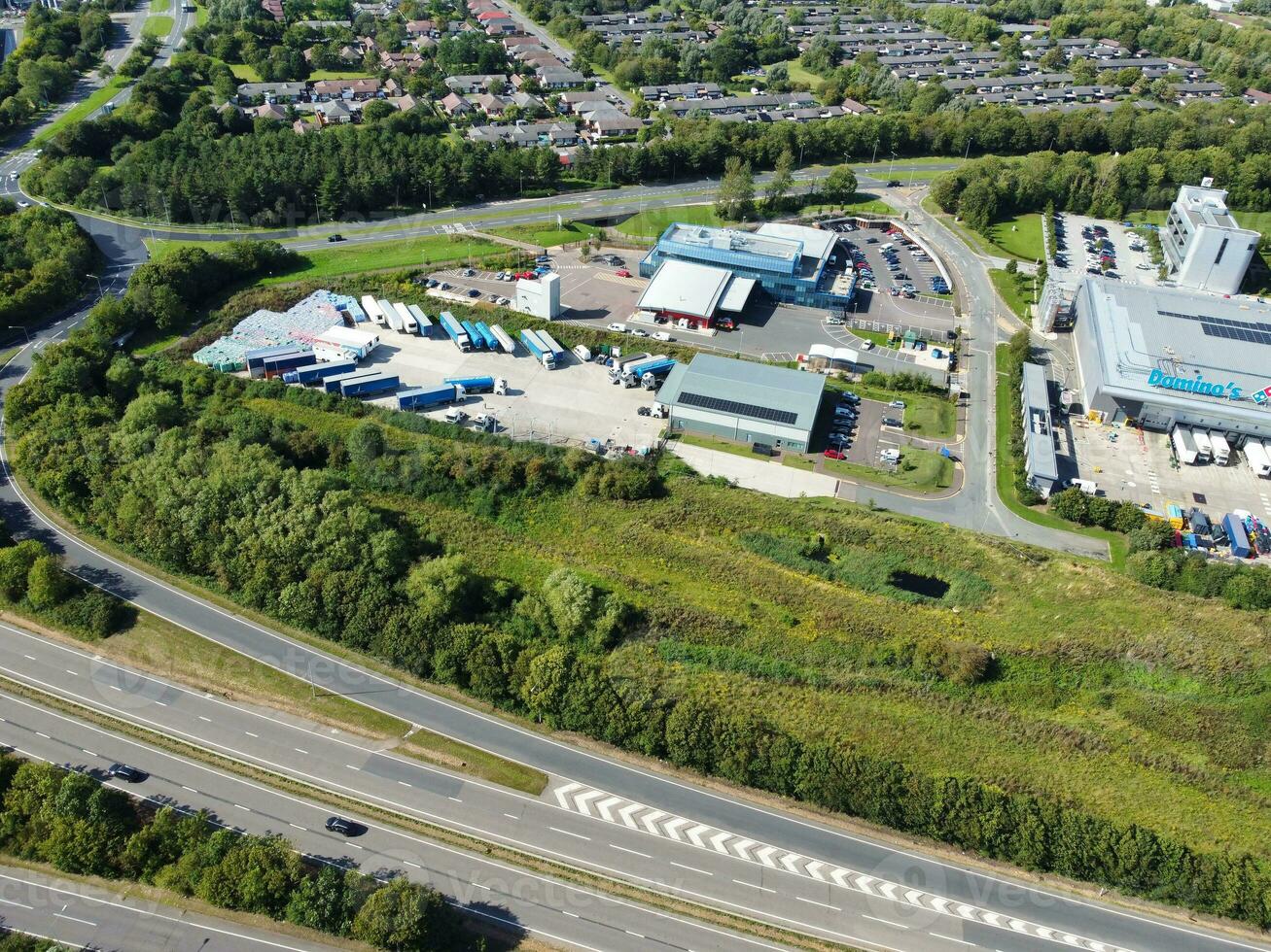 alto ángulo imágenes de británico la carretera y tráfico a caldecotta lago de milton Keynes ciudad de Inglaterra genial Bretaña, hermosa ver capturado en agosto 21, 2023 con drones cámara durante soleado día foto