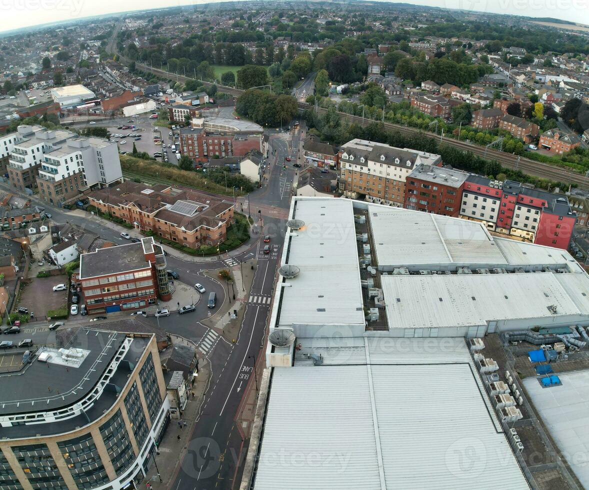 aéreo vertical panorámico ver de iluminado céntrico edificios, carreteras y central lutón ciudad de Inglaterra Reino Unido a comenzando de claro el clima noche de septiembre 5to, 2023 foto