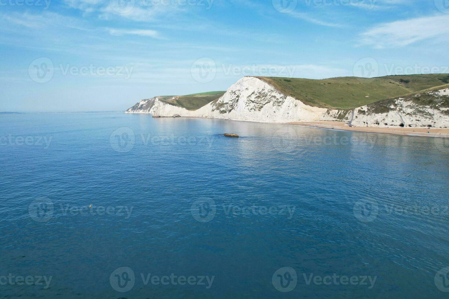 más hermosa ver de británico paisaje y mar ver de durdle puerta playa de Inglaterra genial Bretaña, Reino Unido. imagen estaba capturado con drones cámara en septiembre 9, 2023 foto