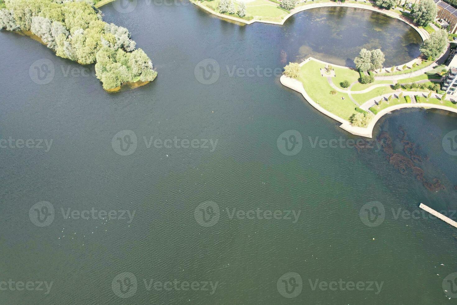 aéreo ver de milton Keynes ciudad de Inglaterra Reino Unido alrededor caldecotta lago, el imágenes estaba capturado en agosto 21, 2023 con drones cámara. foto