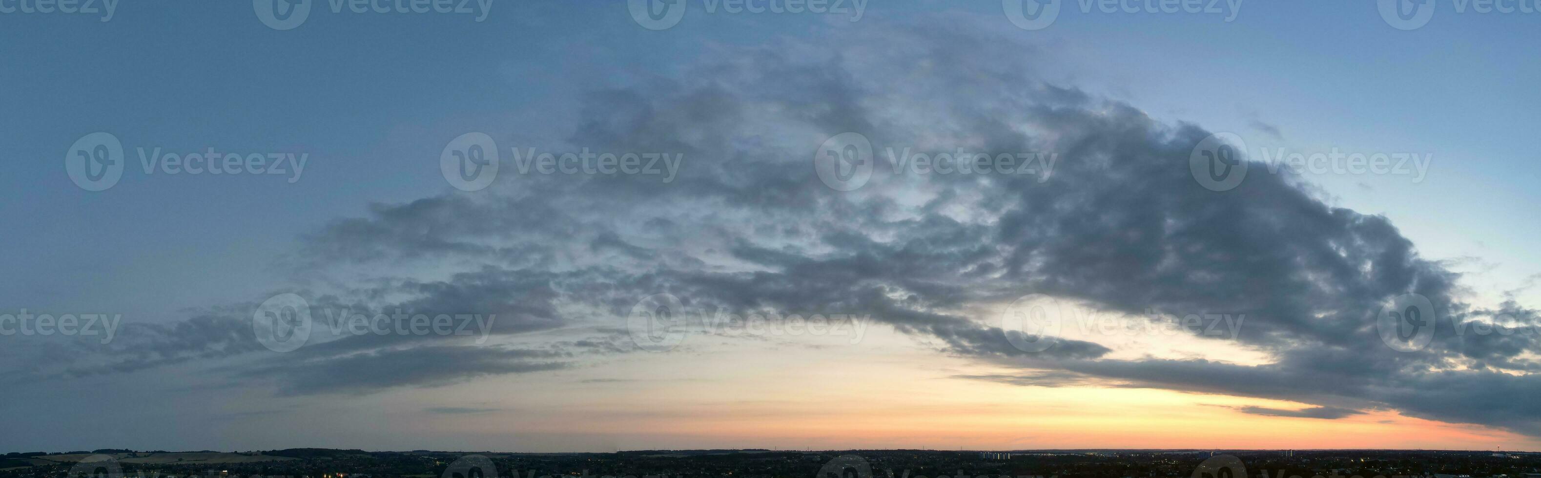 Most Beautiful View of Sky and Dramatic Clouds over Luton City of England UK During Sunset. photo