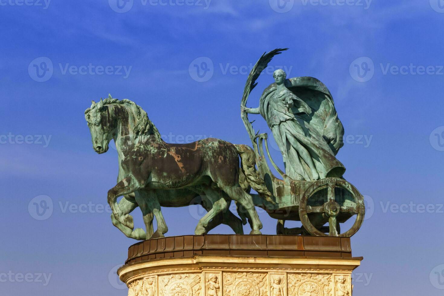 estatua representando paz, un mujer participación un palma fronda en un carruaje, en un columnata en héroes cuadrado o gancho tere, budapest, Hungría. foto