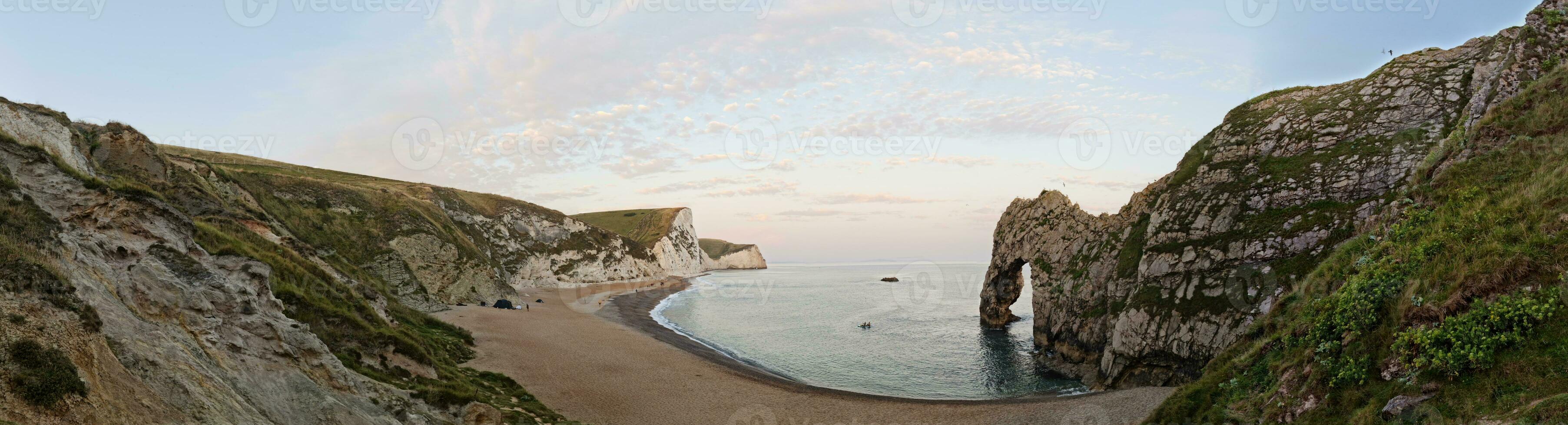 más hermosa alto ángulo ver de británico paisaje y mar ver de durdle puerta playa de Inglaterra genial Bretaña, Reino Unido. imagen estaba capturado con drones cámara en septiembre 9, 2023 foto