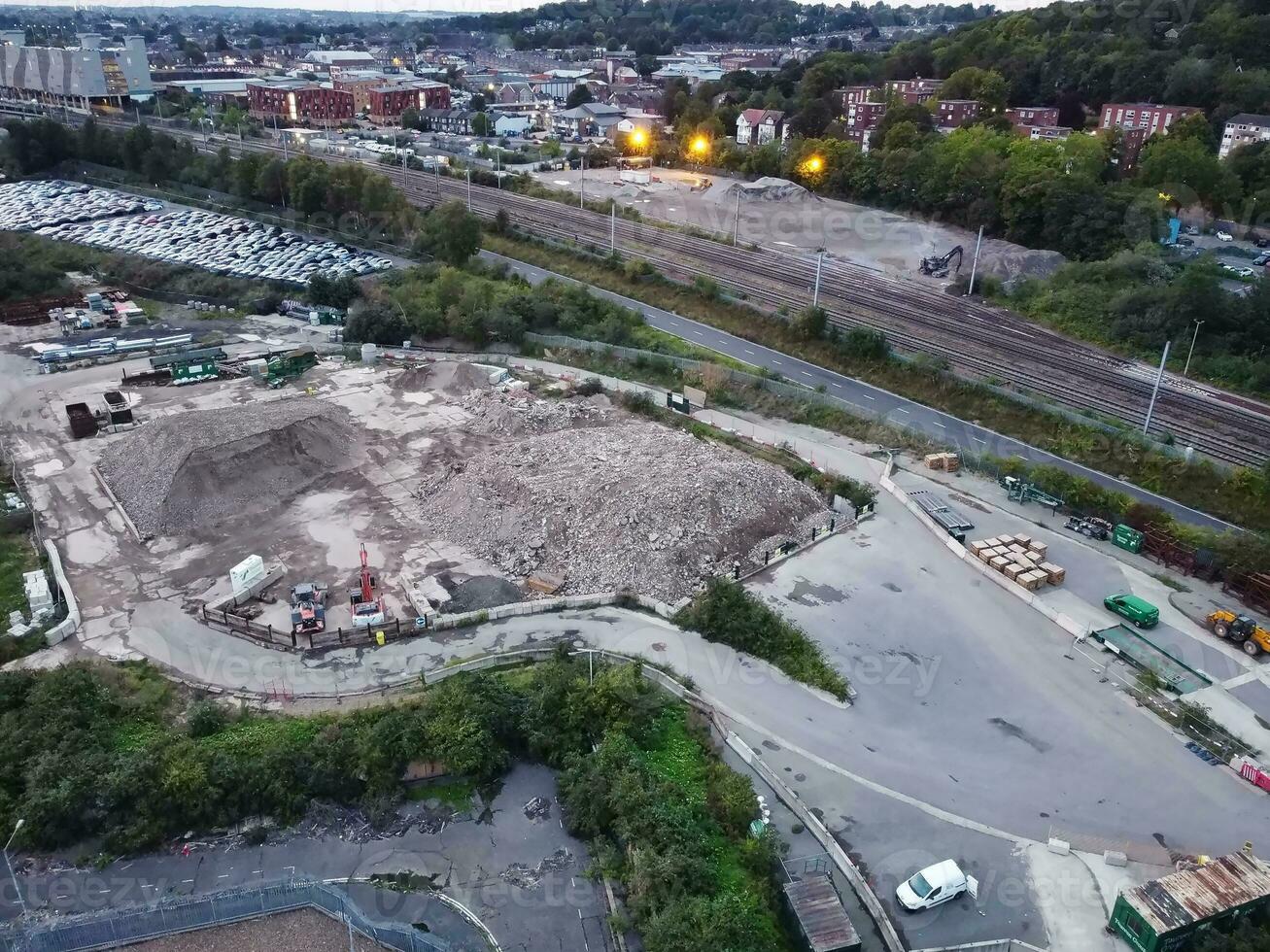 aéreo ver de iluminado lutón ciudad de Inglaterra Reino Unido después puesta de sol durante noche de verano. imagen estaba capturado con drones cámara en sep 1º, 2023 foto