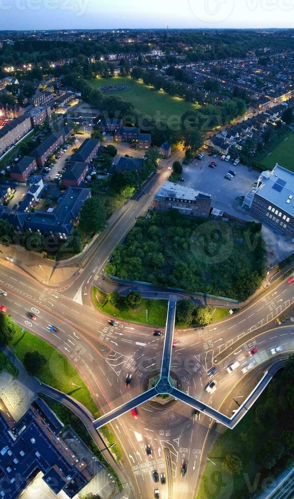 aéreo vertical panorámico ver de iluminado céntrico edificios, carreteras y central lutón ciudad de Inglaterra Reino Unido a comenzando de claro el clima noche de septiembre 5to, 2023 foto