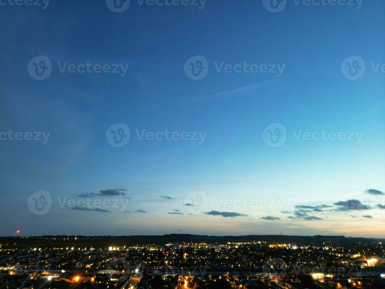 aéreo ver de iluminado residencial distrito de lutón ciudad de Inglaterra foto