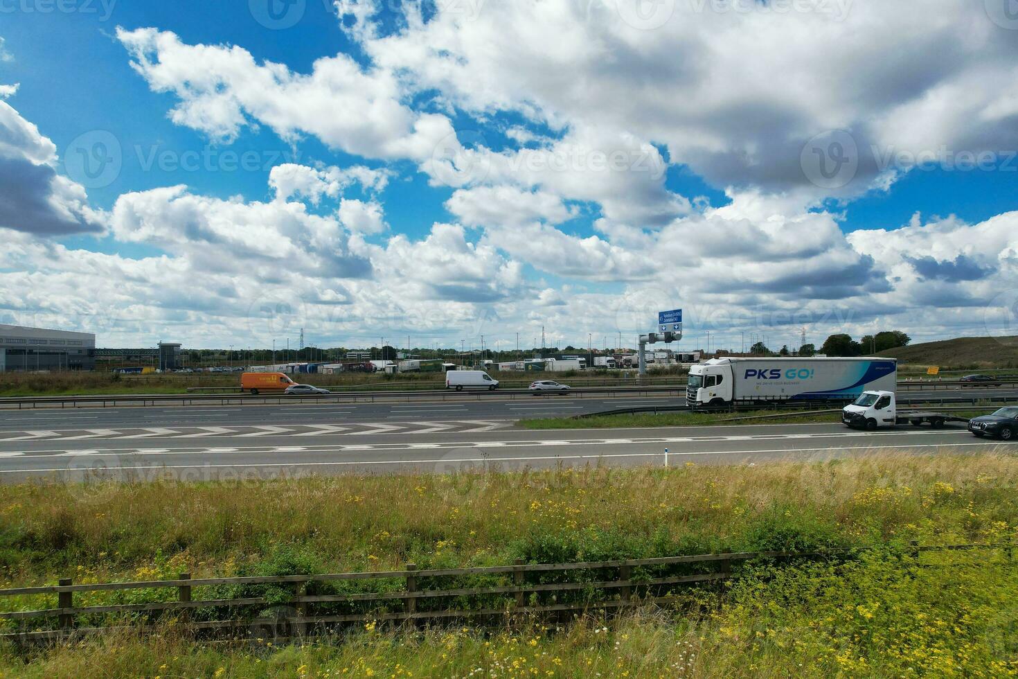 alto ángulo ver de británico autopistas y carreteras y tráfico en m1 unión 11a de lutón y estable Inglaterra Reino Unido. imagen estaba capturado en agosto 15, 2023 foto