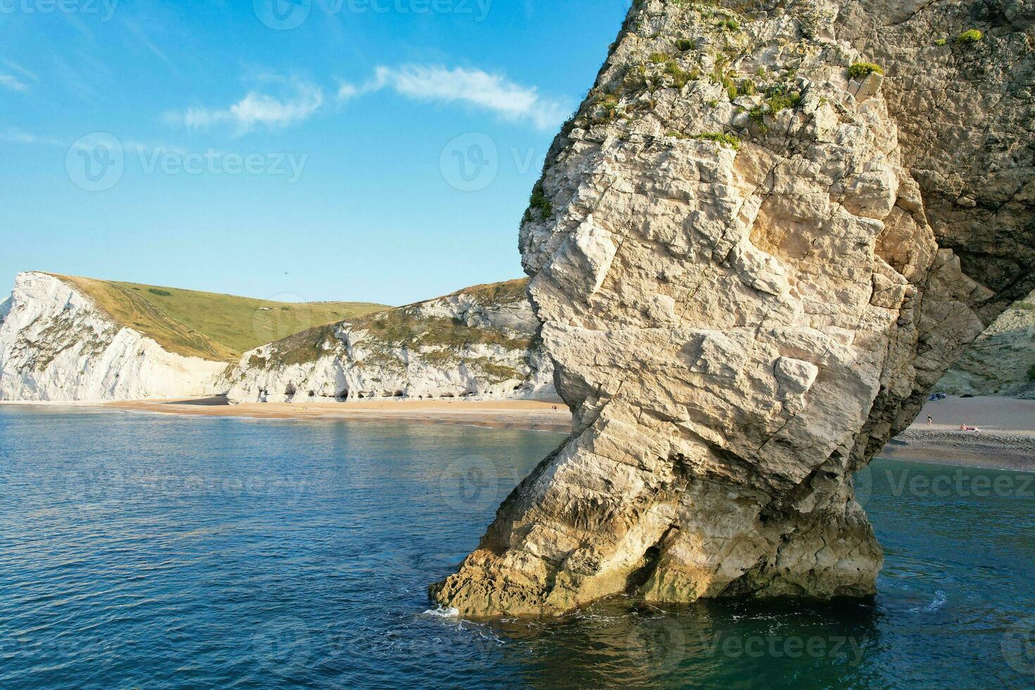 más hermosa ver de británico paisaje y mar ver de durdle puerta playa de Inglaterra genial Bretaña, Reino Unido. imagen estaba capturado con drones cámara en septiembre 9, 2023 foto