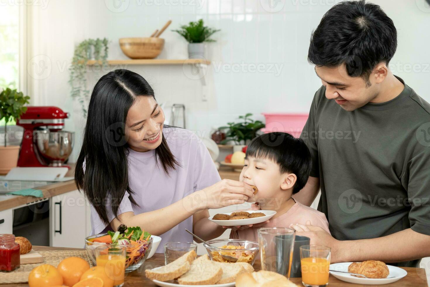 ocupaciones juntos durante el vacaciones. padres y niños son teniendo un comida juntos durante el vacaciones. madre preparar Leche para hijo en mañana, disfrutar, fin de semana, vacante, familia tiempo, contento. foto