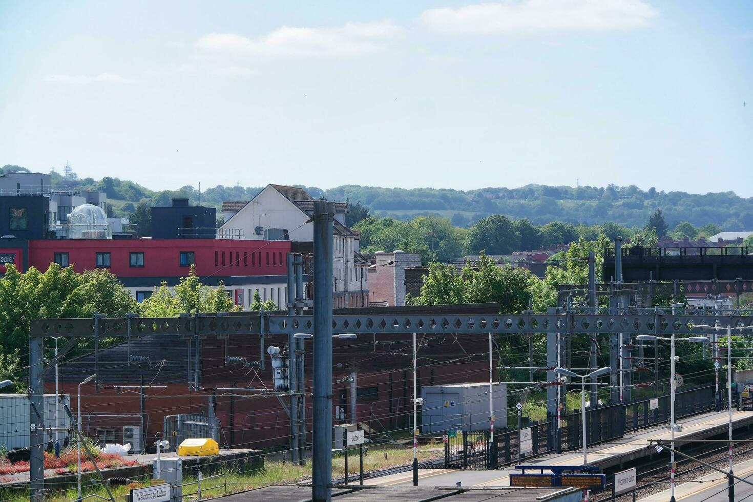 bajo ángulo ver de central lutón ciudad y céntrico edificios cerca central ferrocarril estación de lutón ciudad, Inglaterra genial Bretaña Reino Unido. el imagen capturado en claro soleado día de junio 2do, 2023 foto