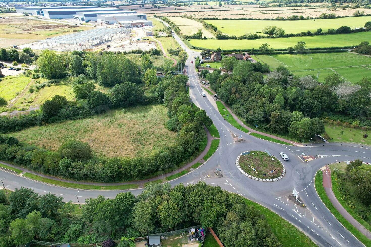 alto ángulo imágenes de británico la carretera y tráfico a caldecotta lago de milton Keynes ciudad de Inglaterra genial Bretaña, hermosa ver capturado en agosto 21, 2023 con drones cámara durante soleado día foto