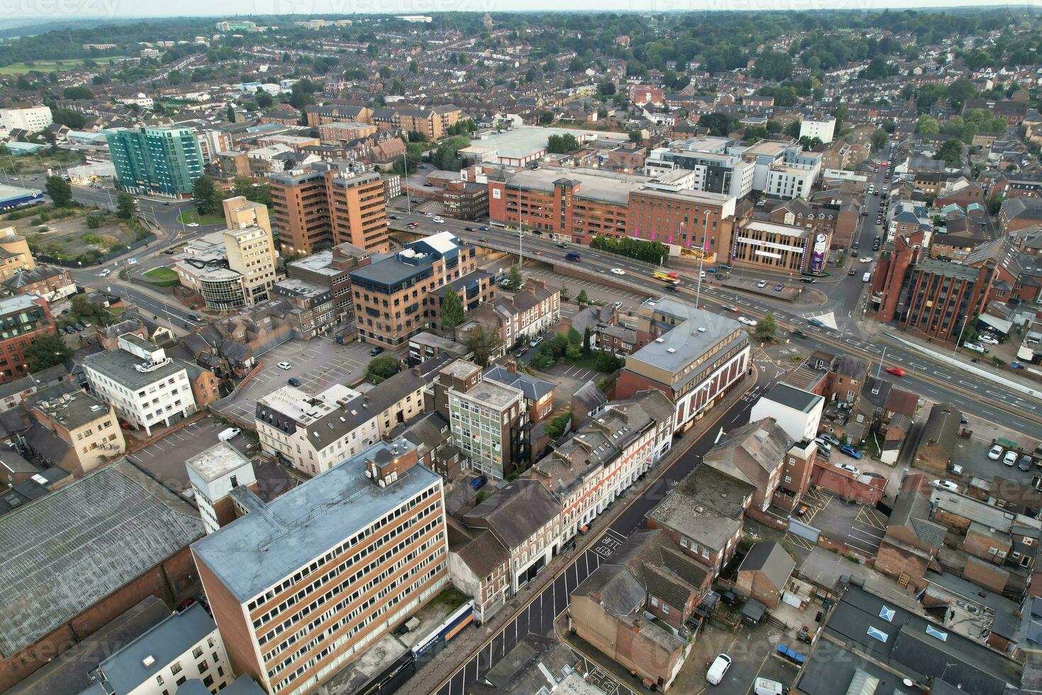 aéreo ver de iluminado céntrico edificios, carreteras y central lutón ciudad de Inglaterra Reino Unido a comenzando de claro clima noche de septiembre 5to, 2023 foto