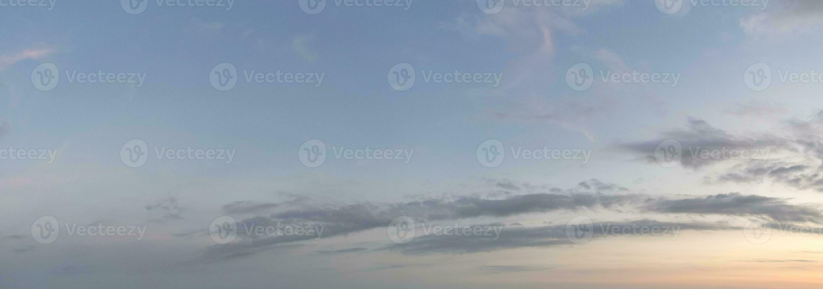 Most Beautiful View of Sky and Dramatic Clouds over Luton City of England UK During Sunset. photo