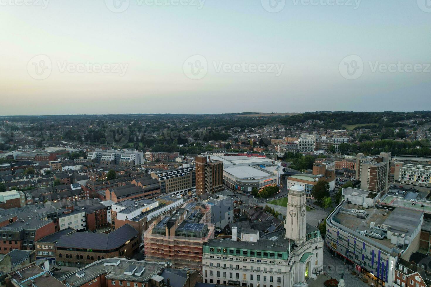 aéreo ver de iluminado céntrico edificios, carreteras y central lutón ciudad de Inglaterra Reino Unido a comenzando de claro clima noche de septiembre 5to, 2023 foto