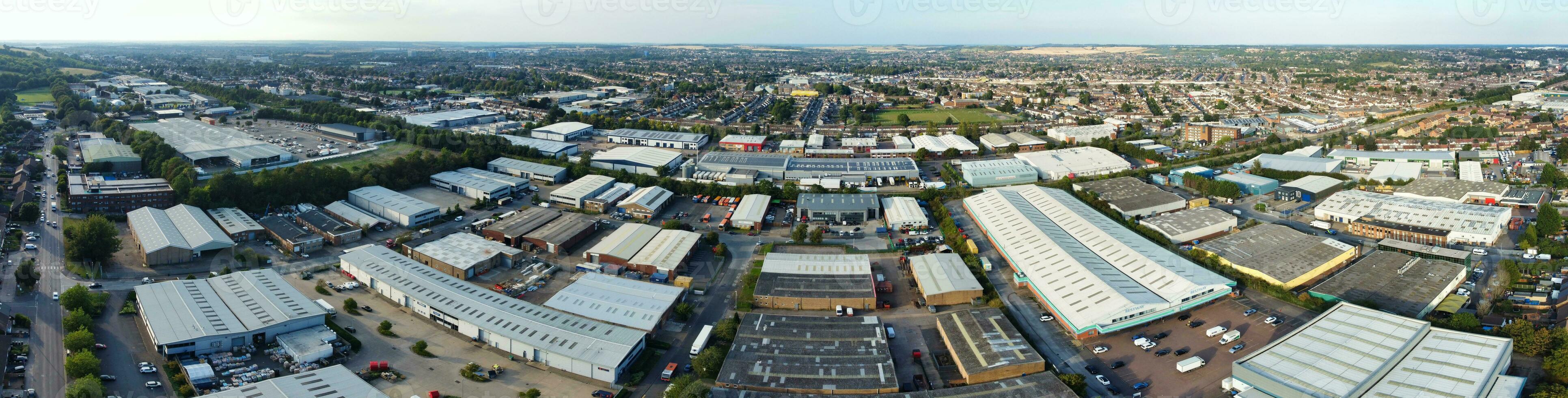 aéreo ver de residencial casas y industrial inmuebles conjunto a amargarse la carretera cerca Farley colinas lutón ciudad, Inglaterra Reino Unido. el alto ángulo imágenes estaba capturado con drones cámara en septiembre 7, 2023 foto