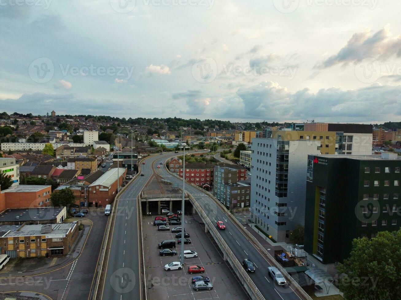 alto ángulo ver de sur este céntrico y central lutón ciudad y comercial distrito durante puesta de sol. el imagen estaba capturado con drones cámara en septiembre 1º, 2023 foto
