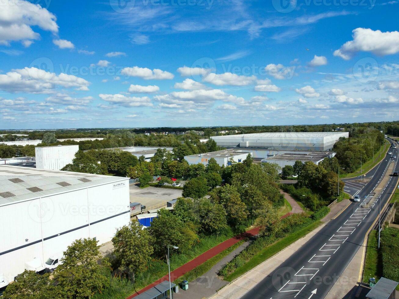 alto ángulo imágenes de británico la carretera y tráfico a caldecotta lago de milton Keynes ciudad de Inglaterra genial Bretaña, hermosa ver capturado en agosto 21, 2023 con drones cámara durante soleado día foto