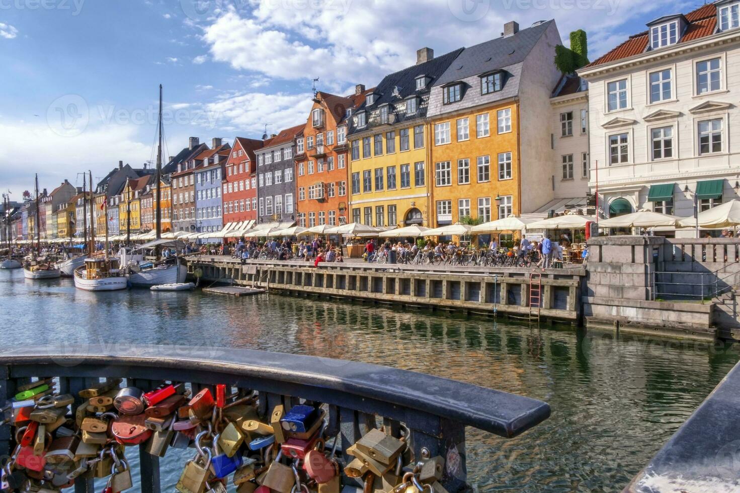 candados y vistoso edificios de nyhavn en Copenhague, Dinamarca foto