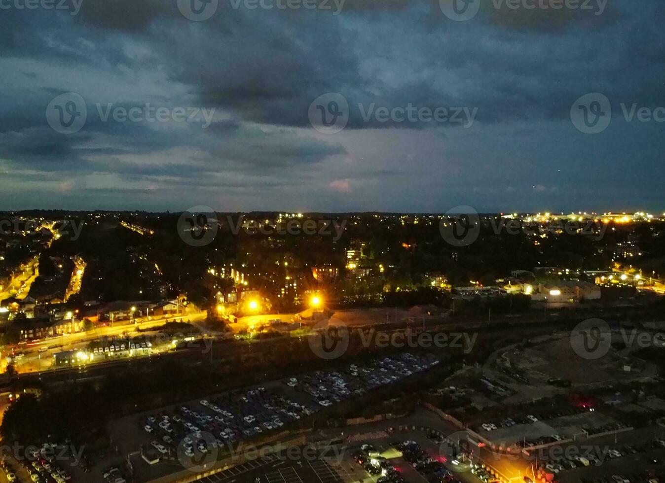 aéreo ver de iluminado lutón ciudad de Inglaterra Reino Unido después puesta de sol durante noche de verano. imagen estaba capturado con drones cámara en sep 1º, 2023 foto