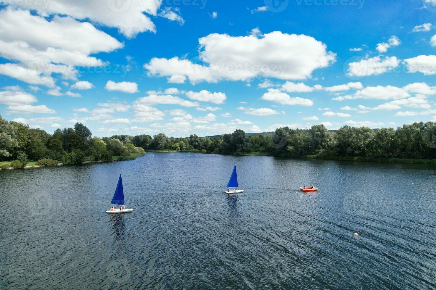 alto ángulo imágenes de personas son paseo en barco a caldecotta lago situado a milton Keynes ciudad de Inglaterra genial Bretaña Reino Unido. el aéreo paisaje estaba capturado en agosto 21, 2023 con drones cámara foto