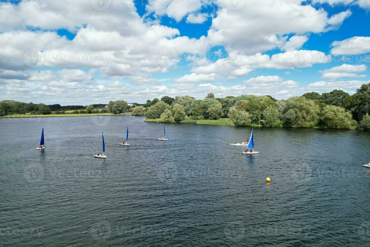 alto ángulo imágenes de personas son paseo en barco a caldecotta lago situado a milton Keynes ciudad de Inglaterra genial Bretaña Reino Unido. el aéreo paisaje estaba capturado en agosto 21, 2023 con drones cámara foto