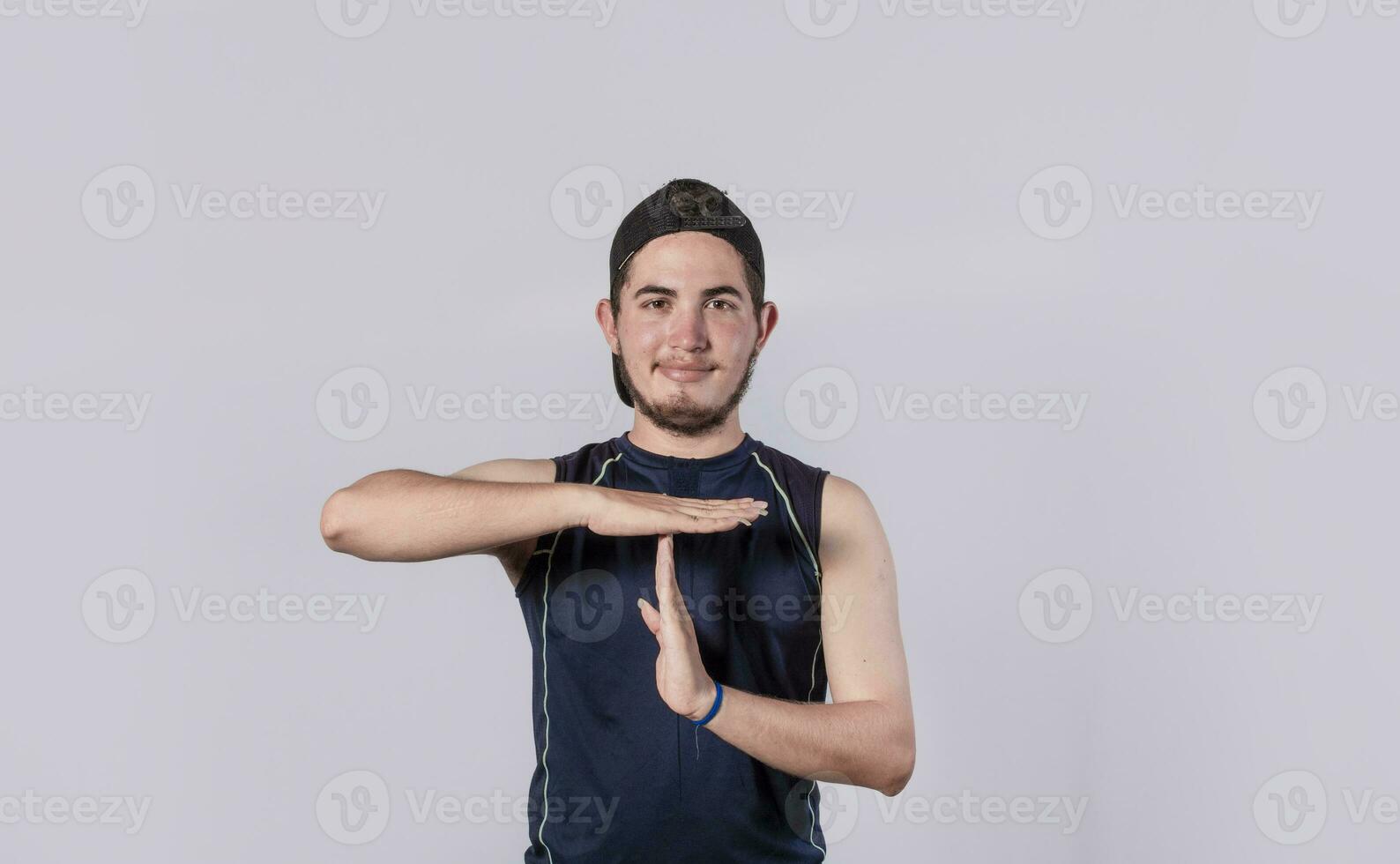 hombre haciendo hora fuera gesto, latín chico haciendo hora fuera gesto foto