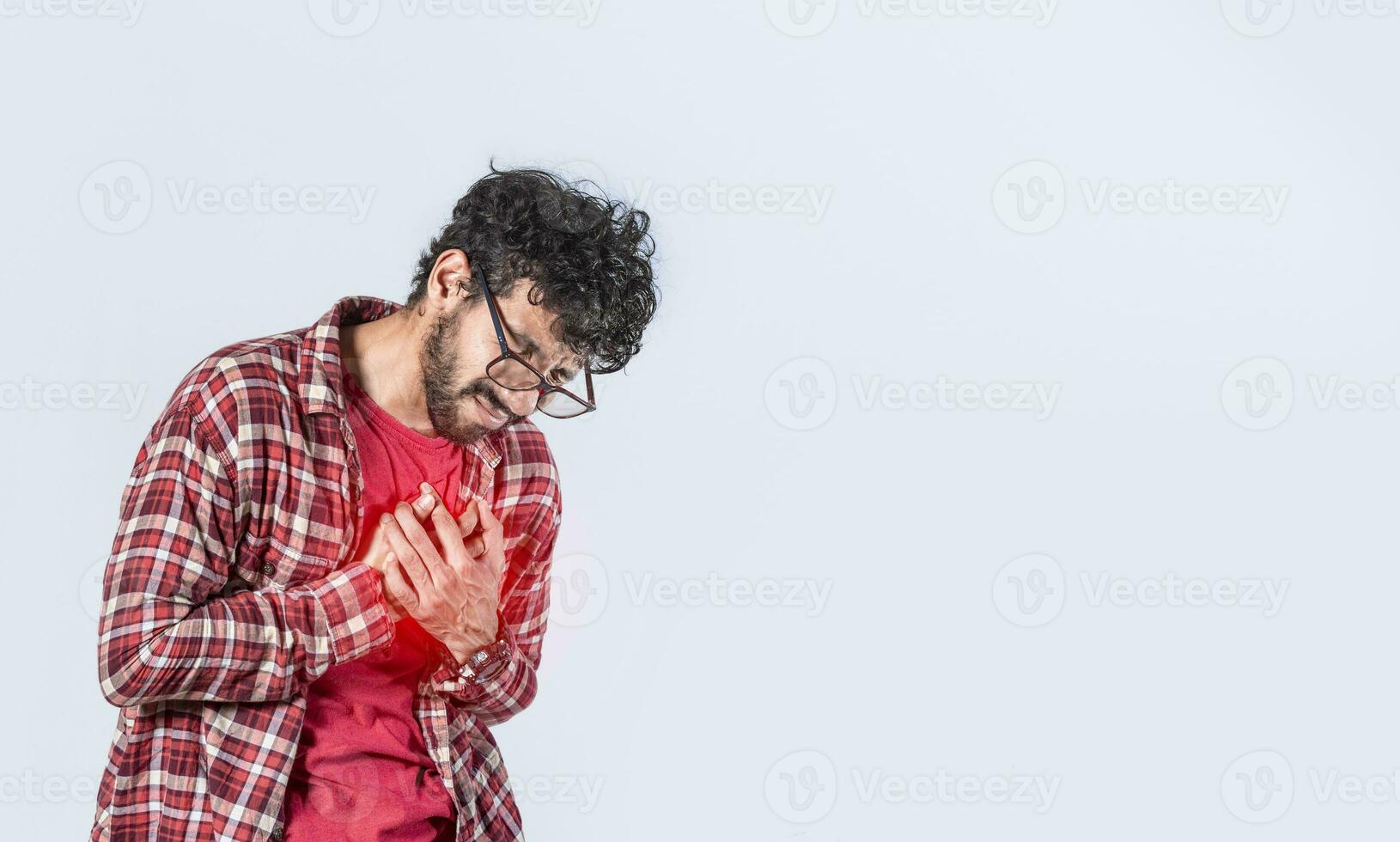 hombre con corazón dolor en aislado fondo, hombre con cofre dolor aislado, hombre con taquicardia, joven hombre con cofre dolor aislado foto