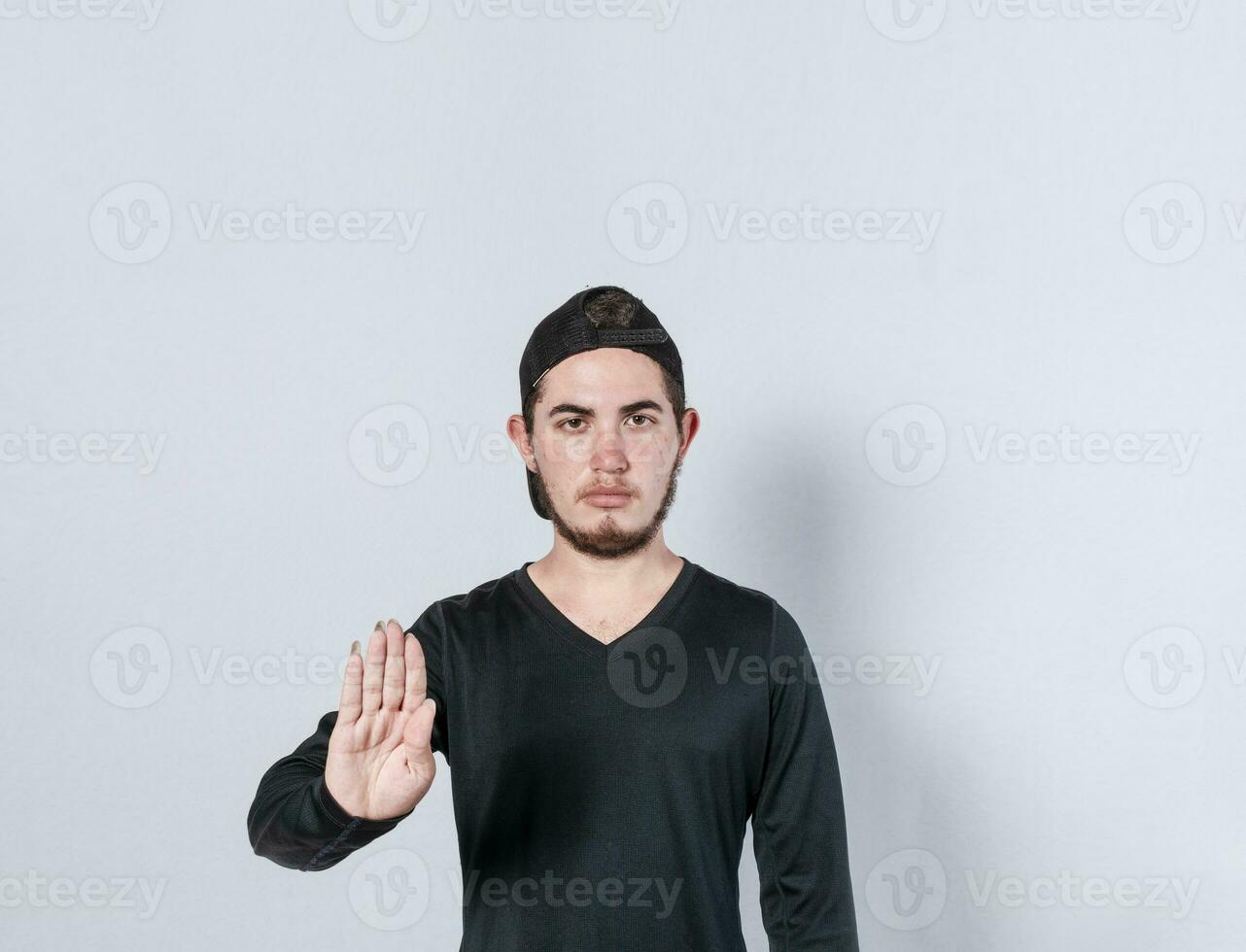 grave joven hombre detener firmar con palmera, caucásico hombre detener firmar con mano, detener concepto con mano foto